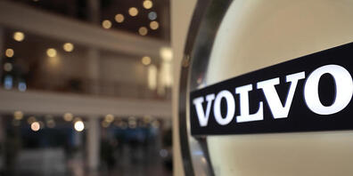 Der schwedische Autobauer Volvo investiert weiter in die E-Mobilität. Gemeinsam mit dem Batterienhersteller Northvolt plant Volvo den Bau einer grossen Batteriefabrik.(Archivbild)