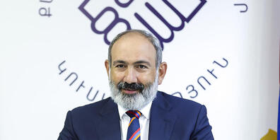 Armeniens Premierminister Nikol Paschinjan spricht nach den Parlamentswahlen zu seinen Parteikollegen. Bei der vorgezogenen Parlamentswahl in Armenien ist die Partei des angeschlagenen Regierungschefs nach Auszählung aller Stimmzettel überraschend...