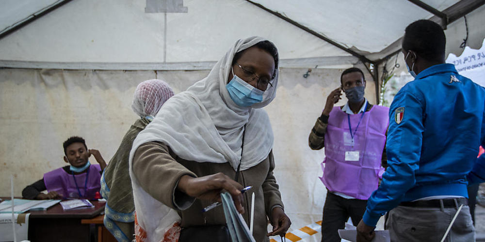 Eine Frau gibt ihre Stimmen bei der Parlamentswahl in einem Wahllokal in Addis Ababa ab. Premierminister und Nobelpreisträger Ahmed hofft darauf, im Amt bestätigt zu werden. Foto: Ben Curtis/AP/dpa