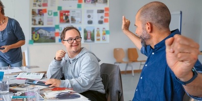 Kyan Zimmermann arbeitet im Atelier von Züriwerk in Bubikon und wirkte an der Entwicklung des neuen Markenauftritts mit. Besonders wichtig sind ihm die Werte Inklusion und Gleichberechtigung.