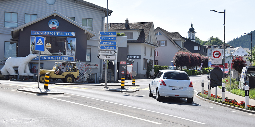 Die Ein- und Durchfahrten ins Dorf Schindellegi sind wieder uneingeschränkt möglich. Die abgedeckten Tafeln (rechts) kommen bald weg. 