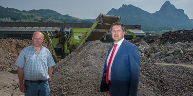 Lukas Käppeli, Geschäftsführer der Käppeli Strassen- und Tiefbau AG Schwyz (links) und Regierungsrat Sandro Patierno anlässlich einer Besichtigung der Aufbereitungsanlage in Seewen.