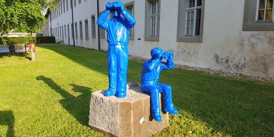 Zwei blaue Weltanschauungsskulpturen stellen eine Verbindung zwischen den involvierten Kulturprojekten her.