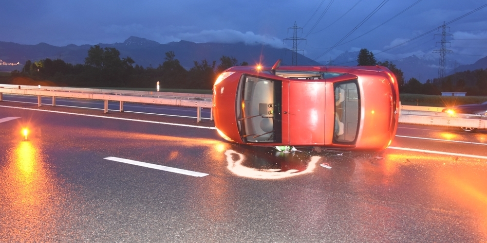 Die Fahrerin wurde beim Selbstunfall leicht verletzt und vom Rettungsdienst zur Kontrolle ins Spital überführt.