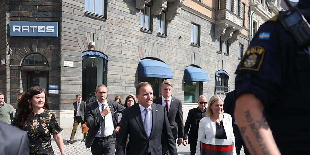 Schwedens Ministerpräsident Stefan Löfven (M) auf dem Weg ins Parlament. Foto: Nils Petter Nilsson/TT NEWS AGENCY/dpa
