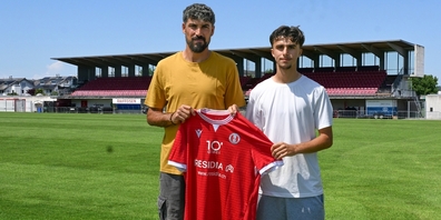 FCRJ-Sportchef Alessandro Ciarrocchi (l.) mit dem jungen Flügelspieler Muhamed Kurtishi, der mit 15 Jahren den ersten Profivertrag beim FC Basel erhielt.