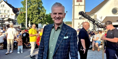 Moderator Rainer Maria Salzgeber auf dem Gääser Dorfplatz