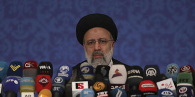 Ebrahim Raeissi, neugewählter Präsident des Iran, spricht während einer Pressekonferenz. Foto: Vahid Salemi/AP/dpa