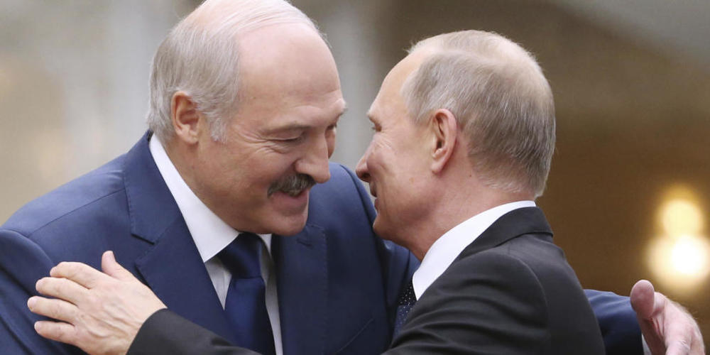 ARCHIV - Alexander Lukaschenko (l), Präsident von Belarus, begrüßt den russischen Präsidenten Wladimir Putin während des Gipfeltreffens des Kollektiven Sicherheitsrats der Organisation des Vertrags über kollektive Sicherheit. Foto: -/Pool EPA/AP/dpa