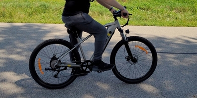 Bei einem Sturz erlitt ein Lenker eines E-Bikes in Lachen erhebliche Kopfverletzungen. (Symbolbild)