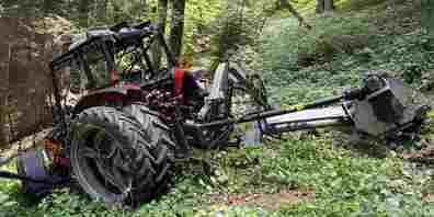 Wegen der starken Schräglage rutschte der Traktor ab