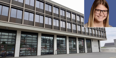 Der Gemeinderat Gommiswald gratuliert der Sozialamt-Mitarbeiterin Tamara Bernet (r.) herzlich zur erfolgreichen Weiterbildung.