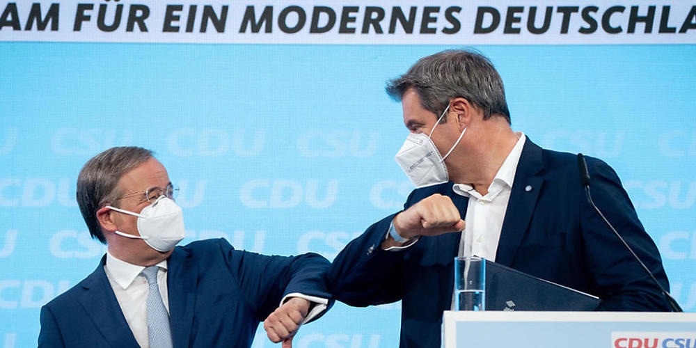 Armin Laschet, CDU-Kanzlerkandidat, CDU-Bundesvorsitzender und Ministerpräsident von Nordrhein-Westfalen, und Markus Söder, CSU-Vorsitzender und Ministerpräsident von Bayern, verabschieden sich nach Pressekonferenz zum gemeinsamen Wahlprogramm für...