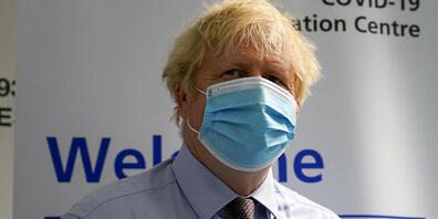 Boris Johnson, Premierminister von Großbritannien, besucht ein Impfzentrum im StoneX Stadium, der Heimat des Rugby-Union-Clubs Saracens. Foto: Alberto Pezzali/AP POOL/dpa