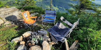 Sauerei: Statt ihren Abfall nach dem Grillieren wieder mit nach Hause zu nehmen,  liessen ihn Wanderer am Sonntag auf dem Gross Aubrig stehen und liegen.
