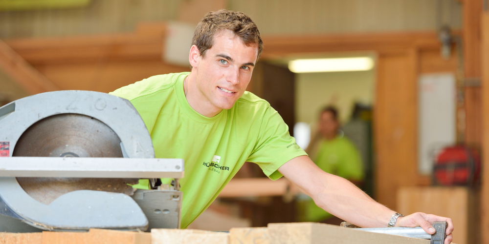 Michael Hübscher sieht in der Arbeit als Holzbauingenieur seinen Traumberuf. In der Freizeit ist er, wann immer möglich, auf dem Ruderboot, dem Velo oder den Langlaufski unterwegs.