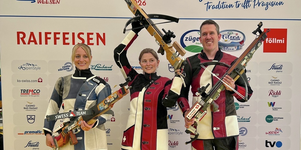 EASF-Schuetzenkoenig_Podest: v.l. 2. Irene Byeler, Schwarzenburg, 1. Joëlle Baumgartner, Bad Ragaz, 3. Jürg Ebnöther, Rümlang