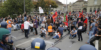 Polizisten halten im September 2015 auf der Berner Kirchenfeldbrücke Kurden und Sympathisanten in Schach.