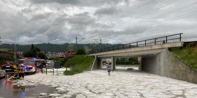 In der Innerschweiz standen am Montagabend nach einem Gewitter mit Hagelschauern mehrere Unterführungen unter Wasser