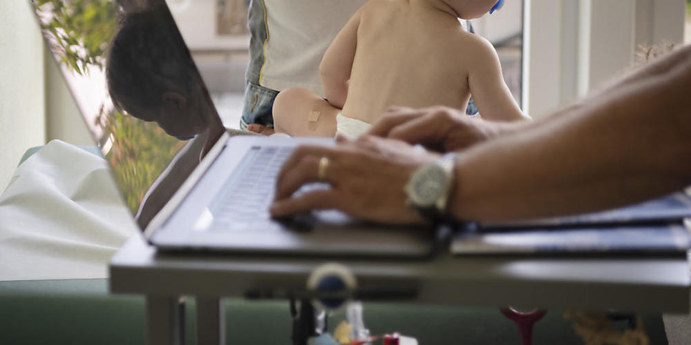 Zuviel Regulierung bremst laut dem Zur Rose-CEO die Einführung des elektronischen Patentendossiers - im Bild ein Kinderarzt im Kinderzentrum Lindenpark. (Archivbild)