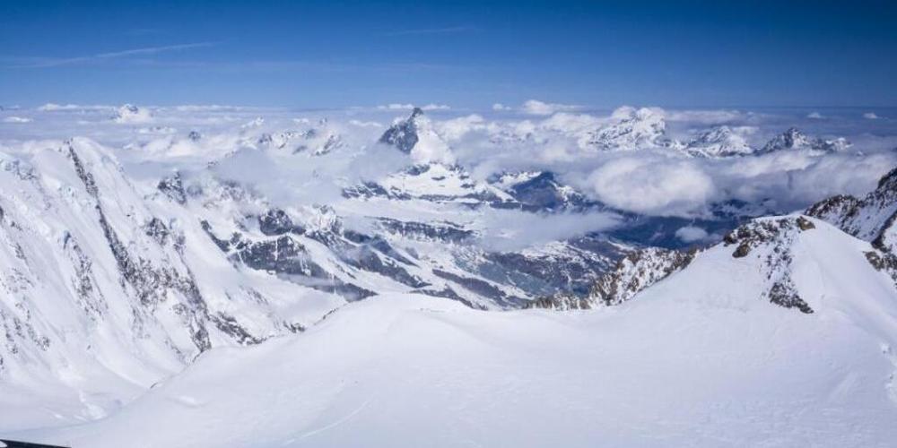 Die Forschenden entnahmen auf dem Gletschersattel Colle Gnifetti einen Eisbohrkern, der Umweltinformationen aus den letzten 10'000 Jahren enthält.