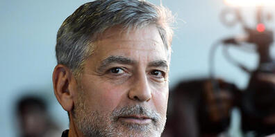 ARCHIV - George Clooney, Schauspieler aus den USA, kommt zur Premiere des Films «Catch-22 - Der böse Trick» im GUE Cinema Westfield. Gemeinsam mit weiteren Starts wie Don Cheadle, Kerry Washington, Mindy Kaling und Eva Longoria ist er an einem Sch...
