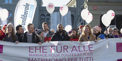 Demonstrierende an einer Kundgebung für die "Ehe für alle" in Bern. (Archivbild)