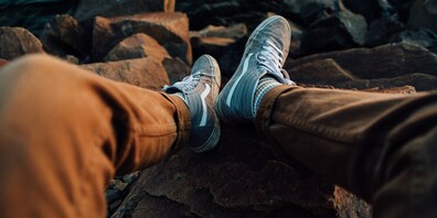 Keine Kompromisse: Stilvoll und bequem in langen Hosen und Turnschuhen.