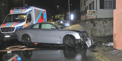 Nach dem Unfall wurde der Autofahrer mit der Ambulanz zur Kontrolle ins Kantonsspital Glarus gebracht. 