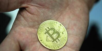 Trotz enormer Kursschwankungen halten fast 40 Prozent der Schweizer Kryptowährungen wie den Bitcoin als Anlage geeignet. (Archivbild)