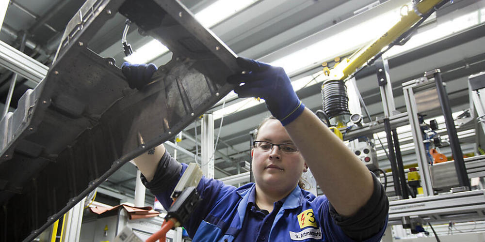 BMW will seine Herstellungskosten stark senken - im Bild die Produktion von elektrischen Fahrmodulen. (Archiv)