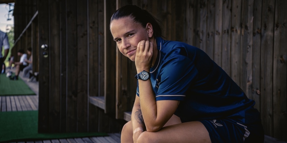 FCZ–Frauen Kapitänin Naomi Mégroz  mit Jubiläumstrikot und Jubiläumsuhr. 