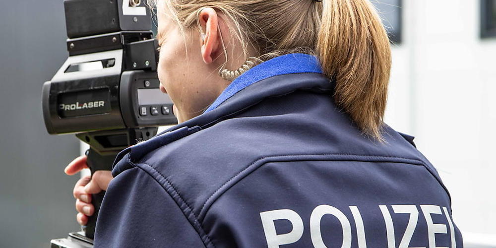 Bei einer Geschwindigkeitskontrolle in Berg SG wurde am Montag ein Raser erwischt. (Symbolbild)