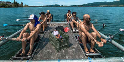 Beim Rudern auf dem Sihlsee ist Teamwork gefragt. Linke Reihe von vorne: Fabian Bösch, Guilia Tanno und Colin Wili. Rechts: Coach Greg Tüscher, Kim Gubser und Mathilde Gremaud.