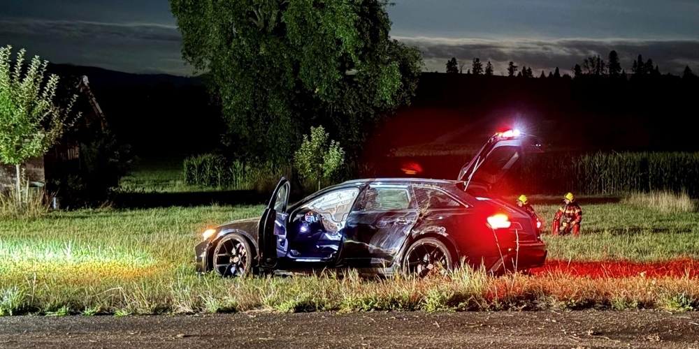 Unfallendlage – Audi in Ottikon. Der Lenker, ein laut Polizei «noch nicht identifizierter französisch sprechender junger Mann», wurde vor Ort verhaftet.