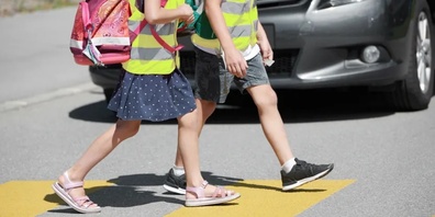 Gemeinsames Üben und gut sichtbare Kleidung tragen dazu bei, dass Kinder sicher unterwegs sind.