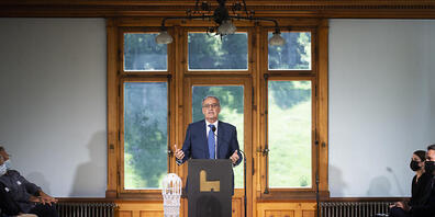 Bundespräsident Guy Parmelin bei der Präsentation des Projekts für einen Weissen Turm in Mulegns GR, das bisher vor allem aus einem kleinen Modell besteht.