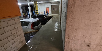 Durch den Wasserrohrbruch wurden mehrere Räume eines Gewerbegebäudes, darunter auch eine Garage, überflutet.