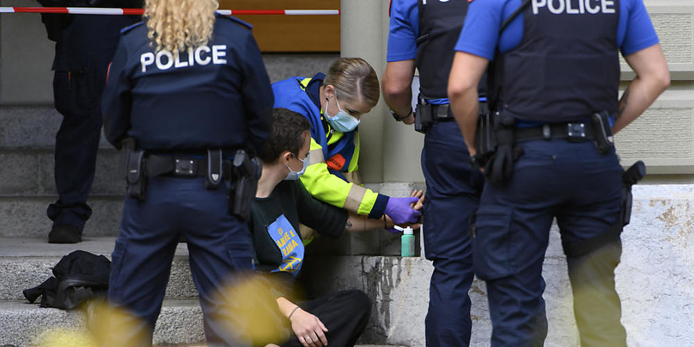 Aktivistinnen und -Aktivisten der Klima-Bewegung Extinction Rebellion haben am Dienstag als Protest gegen die Klimapolitik des Bundes ihre Hände ans Bundeshaus geklebt. Sechs Personen wurden für weitere Abklärungen zu allfälligen strafrechtlichen ...