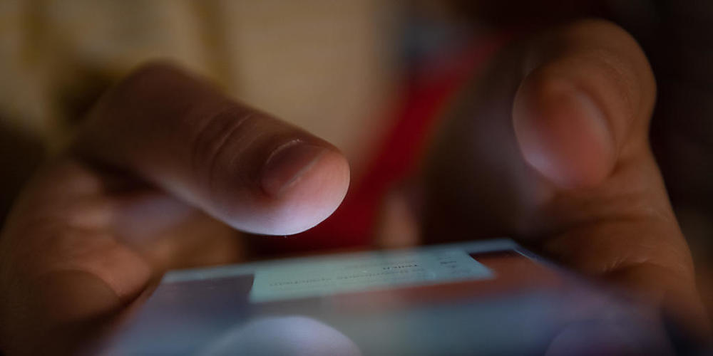 ILLUSTRATION - ARCHIV - Ein Smartphone wird gehalten. Minderjährige in Großbritannien, deren selbst gemachte Nacktfotos oder -videos im Internet kursieren, können sich künftig per Online-Dienst Hilfe zum Löschen der Aufnahmen holen. Foto: Sebastia...