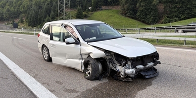 Der 77-jährige Lenker dieses Autos nickte laut eigenen Angaben auf der Autobahn A3 bei Mols kurz am Steuer ein und verunfallte. 
