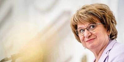 Mariette Hamer, die vom Parlament in den Niederlanden damit beauftragt worden war, die Möglichkeit einer neuen Regierungskoalition auszuloten, nimmt an einer Pressekonferenz teil. Foto: Bart Maat/ANP/dpa