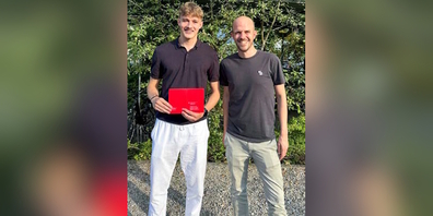 (v.l.) Loris Murer mit seinem Diplom als Kaufmann EFZ und der ehemalige Berufsbildner René Hornung.