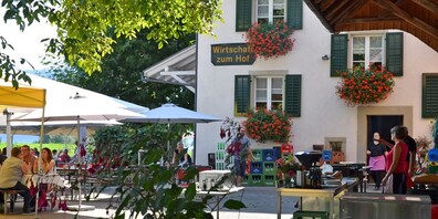 Die Wirtschaft zum Hof in Bollingen ist eine sowohl gastwirtschaftliche als auch landwirtschaftliche Idylle.