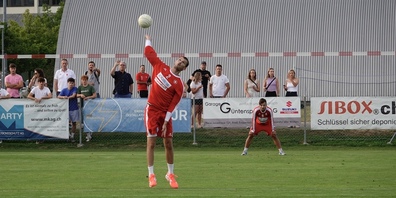 Faustball, der unterschätzte Spitzensport. Sportlerinnen und Sportler sind mit vollem Einsatz dabei. 