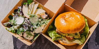 Salat und Burger des Haihappen Bistros, welches das neue Lachner Food-Sommerfest mit diversen regionalen Foodtrucks organisiert.