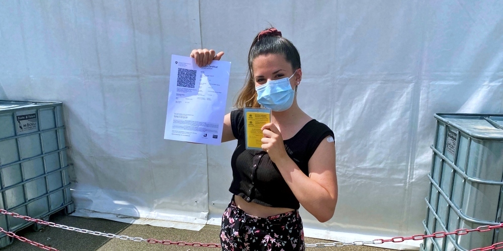 Online-Redaktorin Linda Barberi hat den Impfstoff im Körper und das Covid-Zertifikat in der Hand.