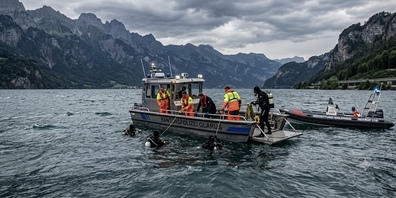 Schwierige Suche nach zwei vermissten SUP-Paddlern durch die Seerettung und Polizeitaucher auf dem Walensee.