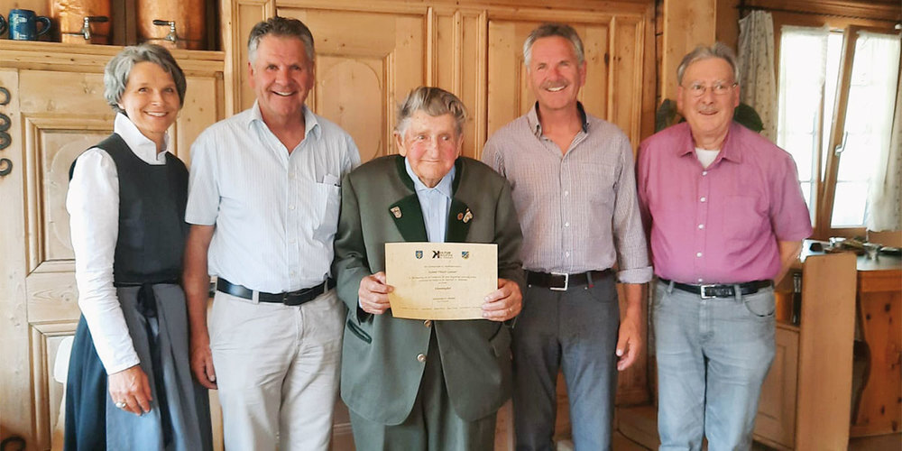 Konrad Flütsch-Gansner (Mitte) wird von der Kulturgruppe St. Antönien zum Ehrenmitglied ernannt.