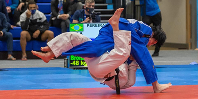 Carmen Brussig (blau) wirft ihre Gegnerin für die Bronzemedaille in England auf den Rücken.